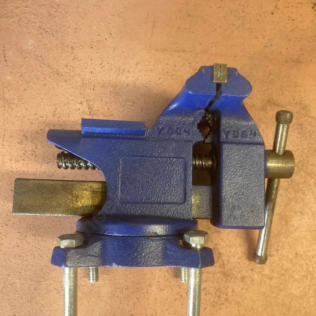 Irwin 4 1/2" Rotating Bench Vice Image 1++