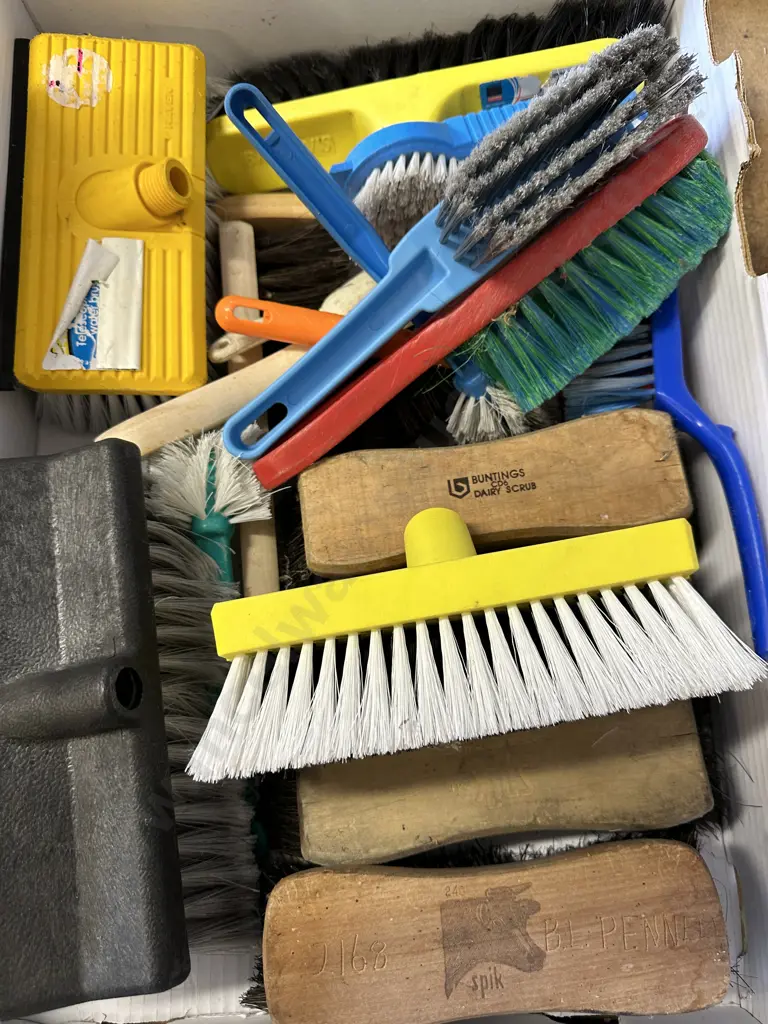 Box Lot Brushes & Broom Heads Image 1++