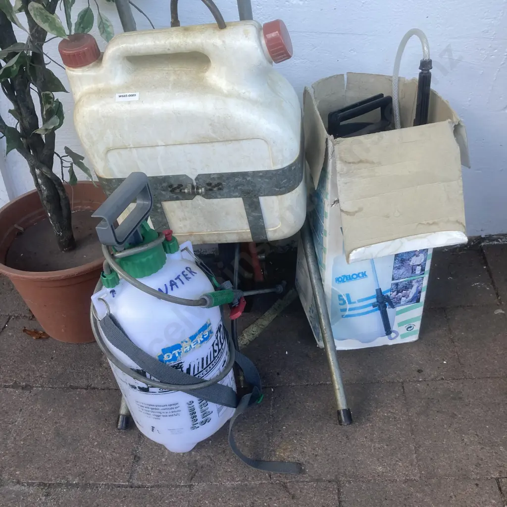 2 Small Pressure Sprayers and a Sprayrite Sprayer (Hole In Top) Image 1++