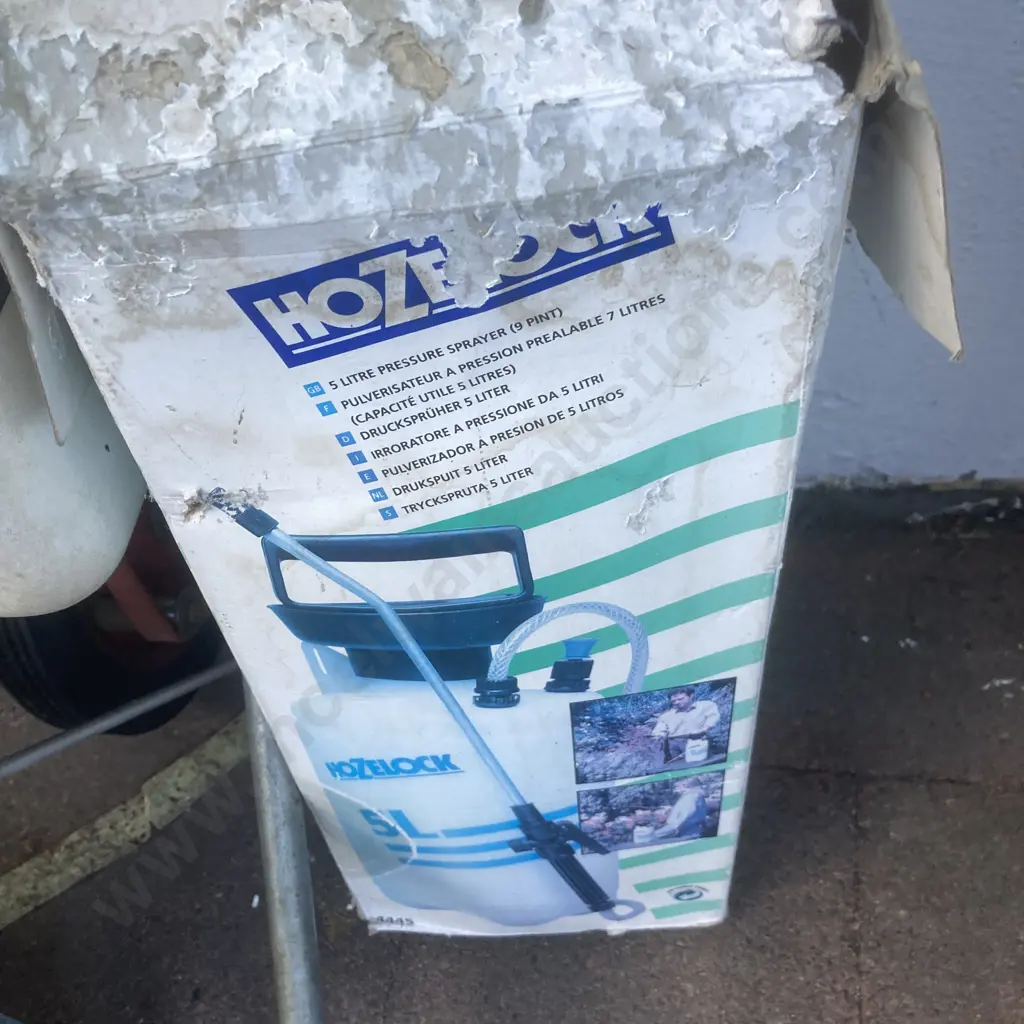 2 Small Pressure Sprayers and a Sprayrite Sprayer (Hole In Top) Image 1++