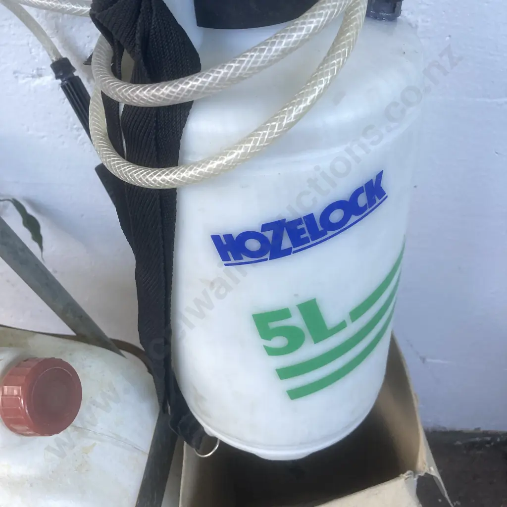 2 Small Pressure Sprayers and a Sprayrite Sprayer (Hole In Top) Image 1++