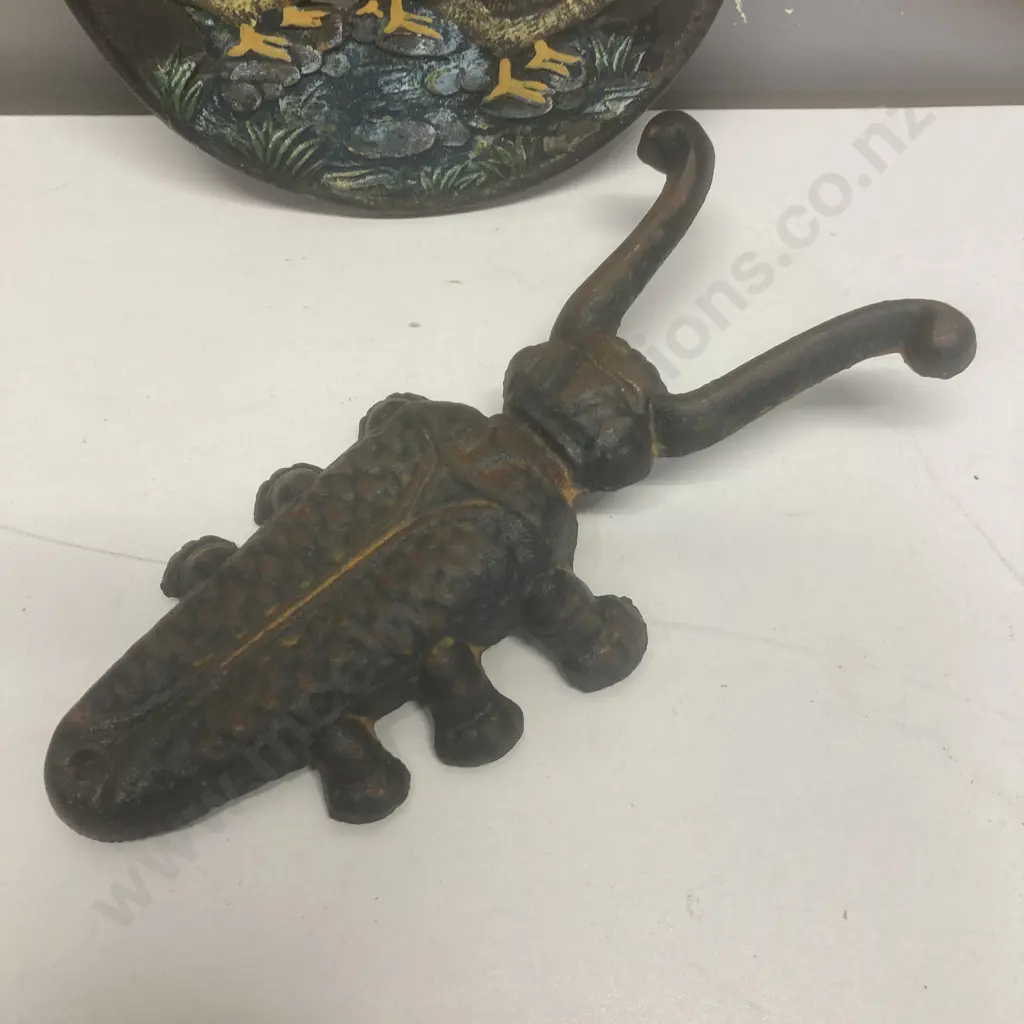 Cast Iron Boot Beetle & Welcome Plaque With Ducks Dia22cm Image 1++