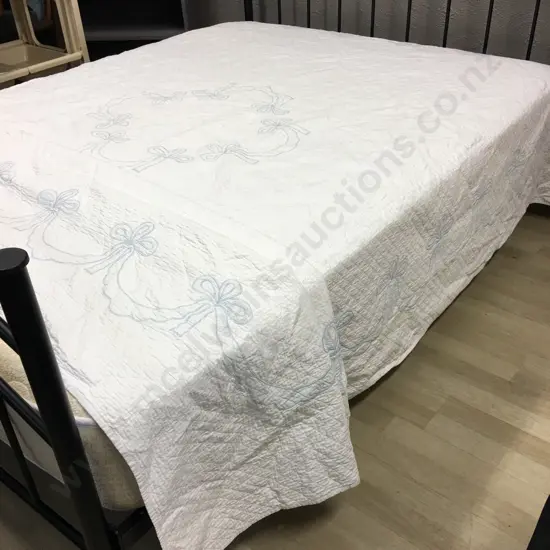 Vintage Queensize White & Baby Blue Detailed Coverlet 