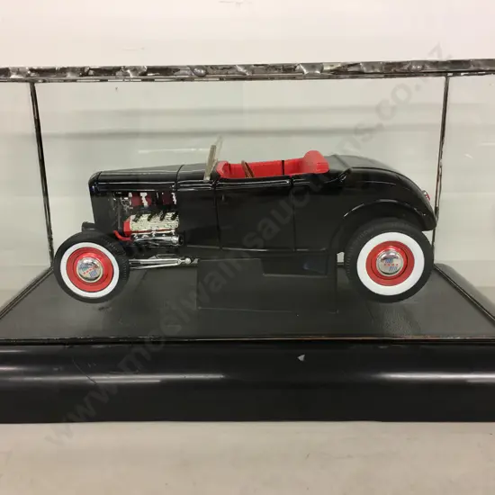 ERTL American Muscle 1/18 Scale Die Cast 1932 Ford Roadster Street Rod In Display Case
