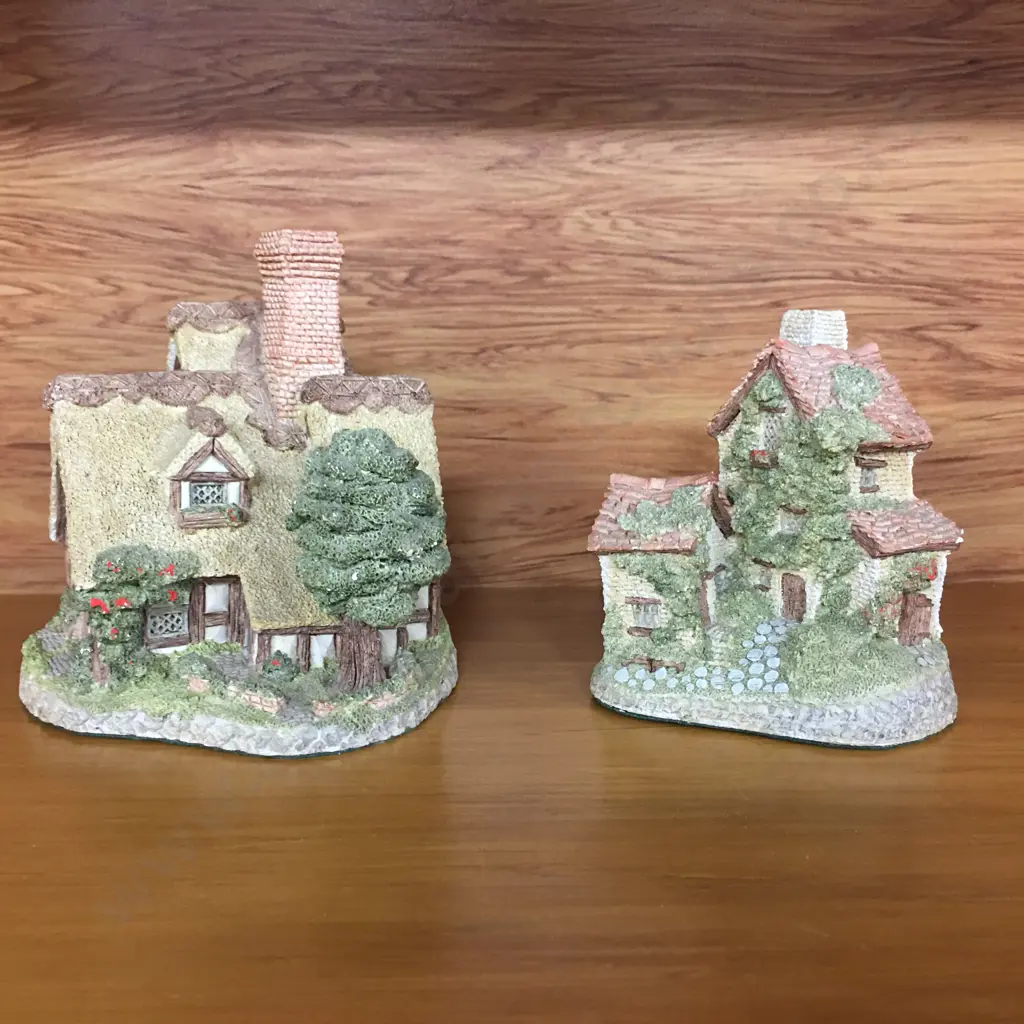 David Winter Collectable Cottages - Ivy Cottage (1982) & Pilgrims Rest (1983) Image 1++