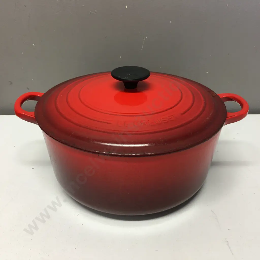 Le Creuset Round Casserole With Lid, 26cm, Red Image 1++