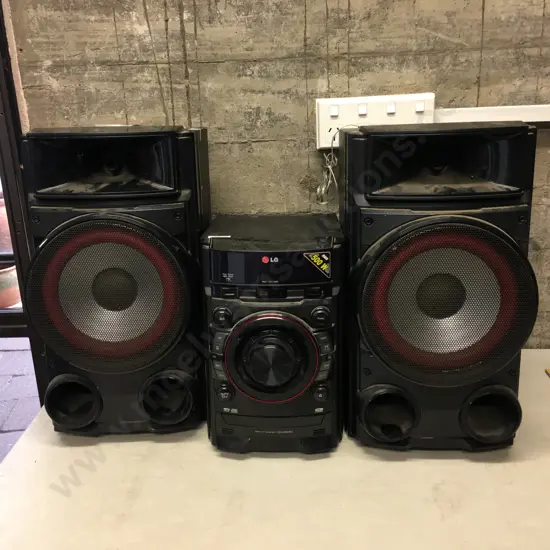 LG Mini HiFi System & 2 x Speakers (No R/C)