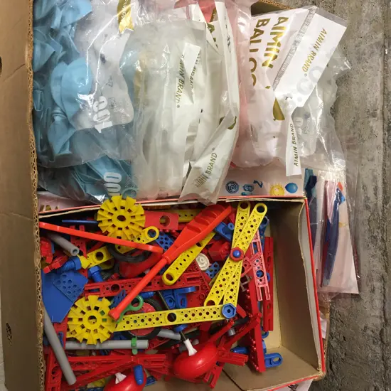Box lot Balloon & Vintage Plastic Building Set
