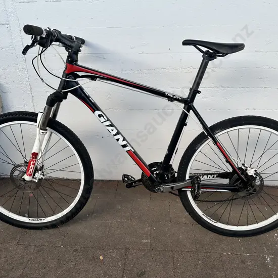 Mens Giant Mountain Bike, Black, Red & White Colours