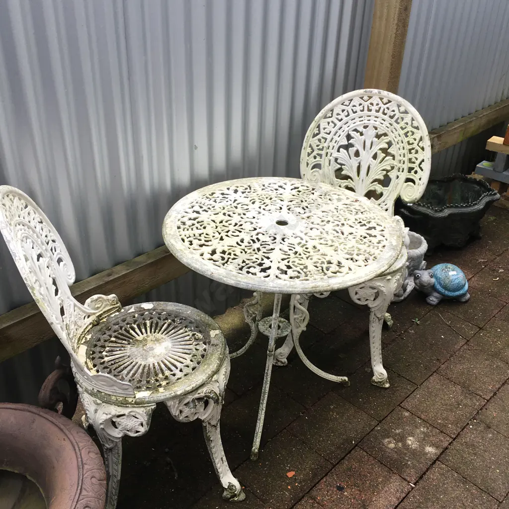 Vintage Cast Aluminium Outdoor Table and Chairs Image 1++