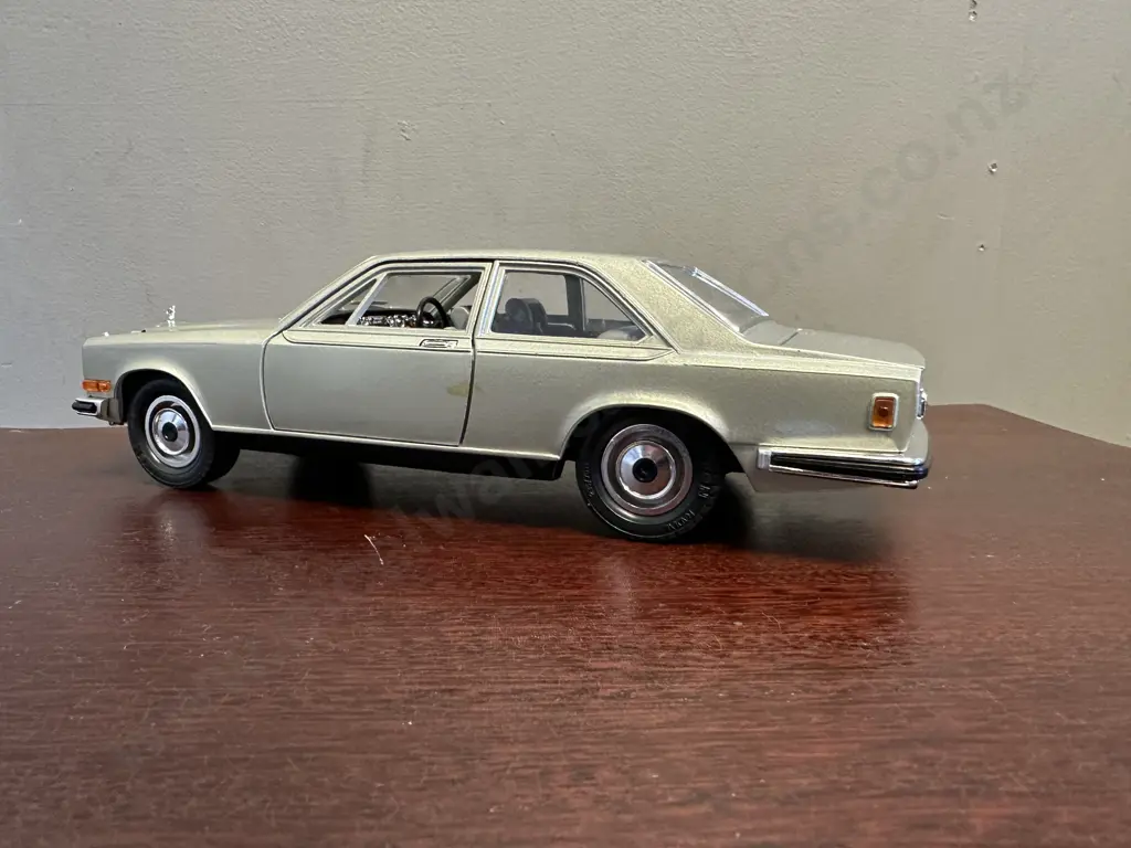Vintage Rolls Royce Camargue 1:22 Burago Diecast Silver Image 1++