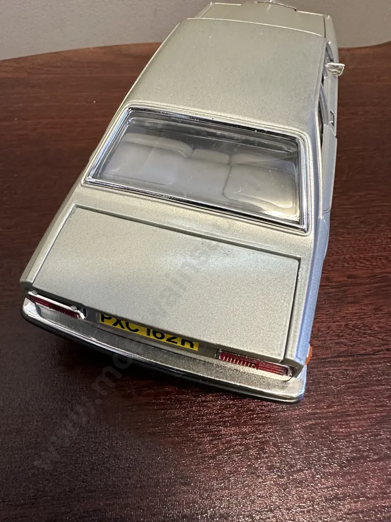 Vintage Rolls Royce Camargue 1:22 Burago Diecast Silver Image 1++