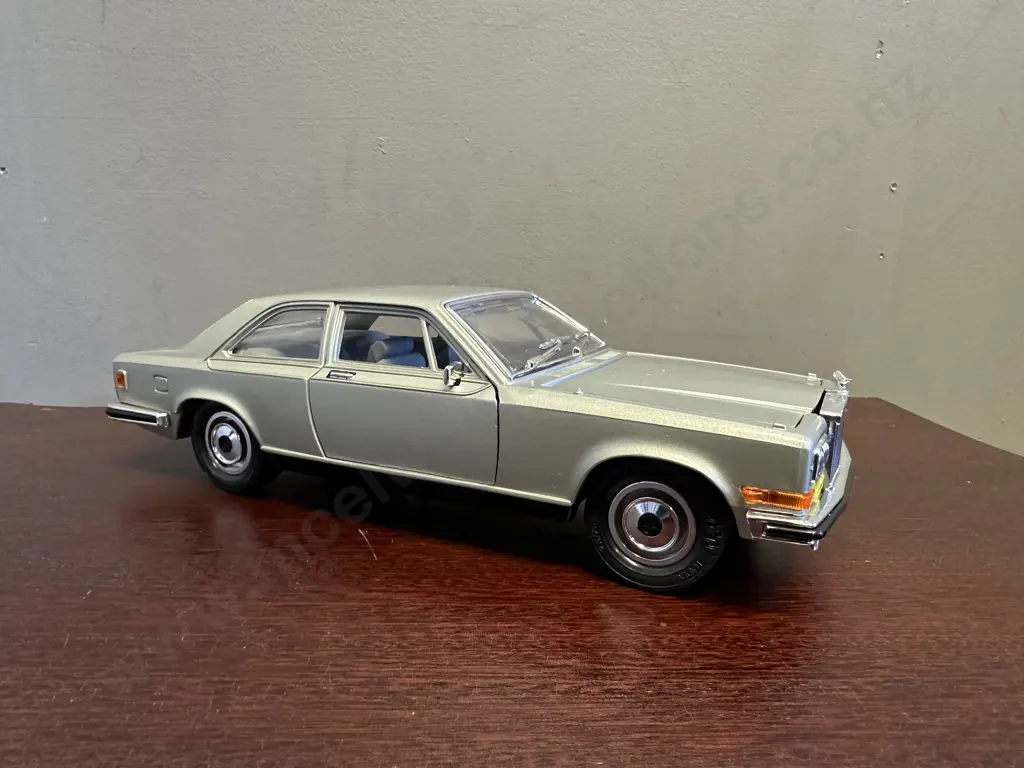 Vintage Rolls Royce Camargue 1:22 Burago Diecast Silver Image 1++