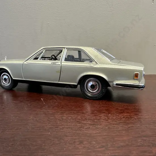 Vintage Rolls Royce Camargue 1:22 Burago Diecast Silver