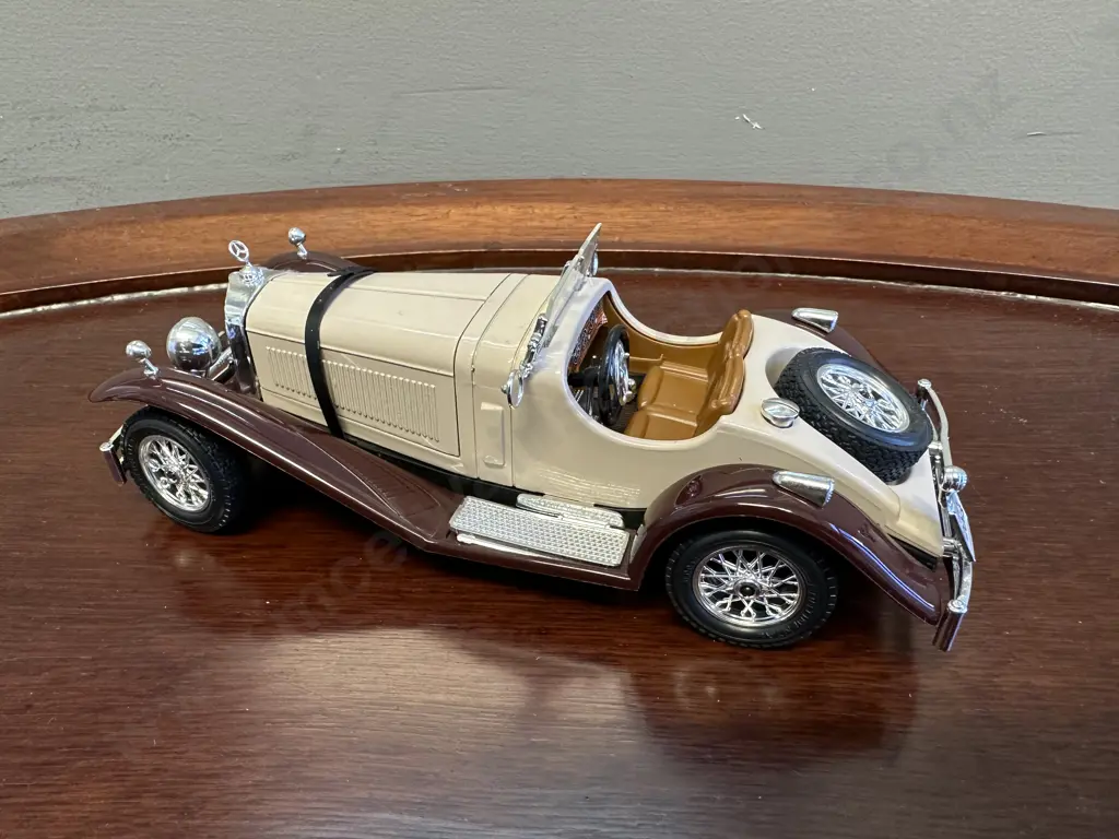 Vintage Burago 1:24 Scale Model Car 1509 - 1928 Mercedes Benz SSK - Beige/Maroon Image 1++