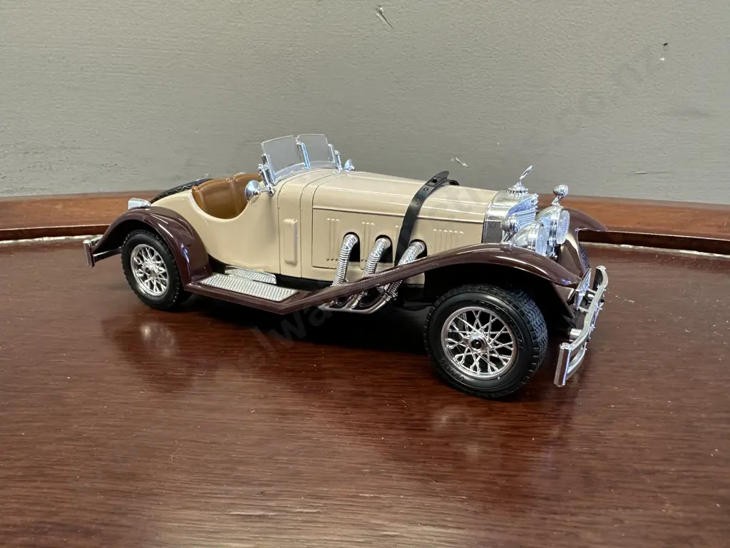 Vintage Burago 1:24 Scale Model Car 1509 - 1928 Mercedes Benz SSK - Beige/Maroon Image 1++