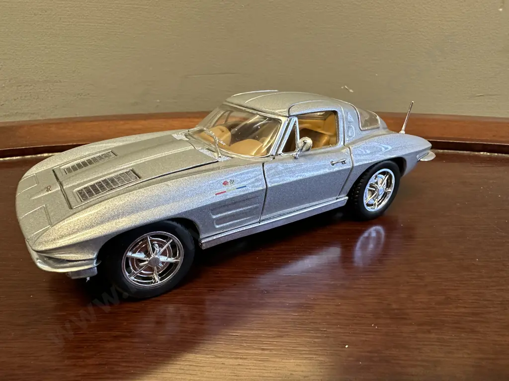 1963 Chevrolet Corvette Stingray, SSS 7730 1:24 Die-Cast Image 1++