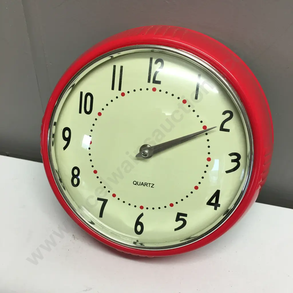 Vintage Red Quartz Clock Image 1++