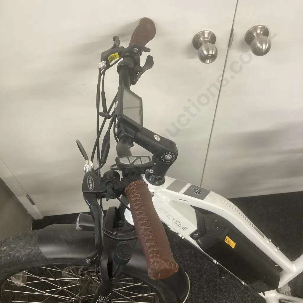ET.Cycle T720 Fat Trekking E Bike, White, Brown Leather Handle Grips, No Charger Image 1++
