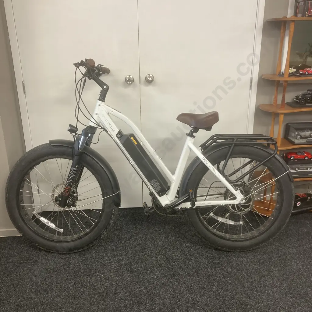 ET.Cycle T720 Fat Trekking E Bike, White, Brown Leather Handle Grips, No Charger Image 1++