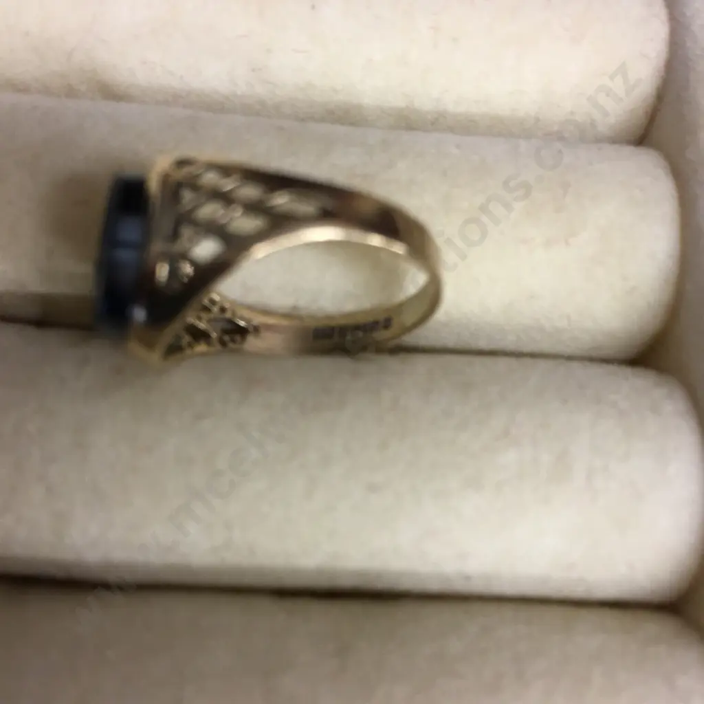 Gold Ring Hallmarked As Shown & Stamped 375 With A Black Stone Image 1++
