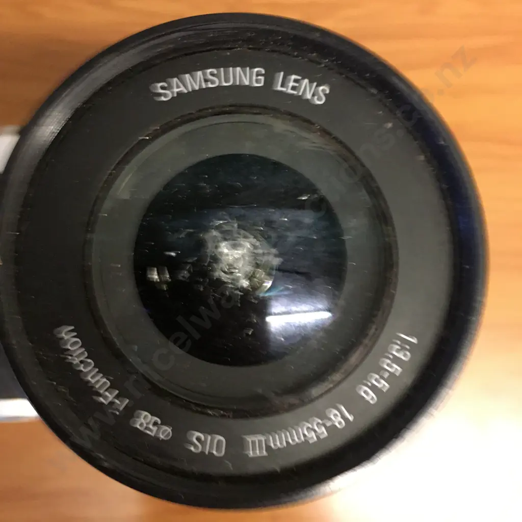 Samsung NX 3000M 20.3MP Camera With Damaged 18-55mm Lens (Body, Lens & Battery Only) Image 1++