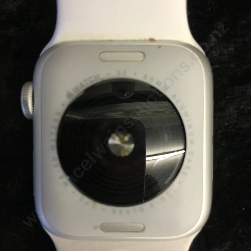 Apple Watch, SE, 40mm, Aluminium Case, GPS. Serial number #J2XM27P76G Image 1++