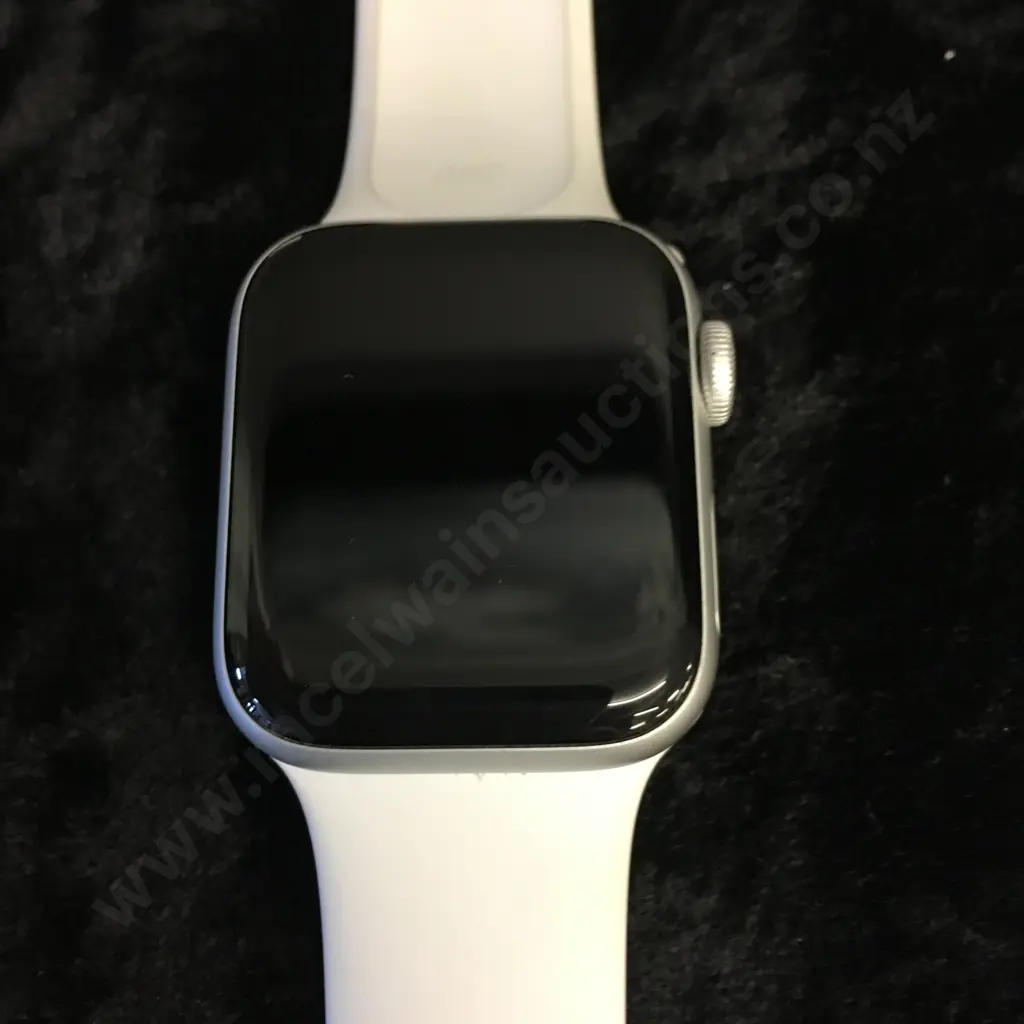 Apple Watch, SE, 40mm, Aluminium Case, GPS. Serial number #J2XM27P76G Image 1++