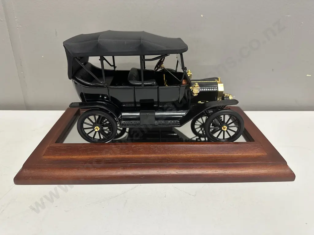 1913 Ford Model T 1:16 Scale Die Cast Model Car, Franklin Mint Precision Models Wood & Glass Case With Mirrored Base Image 1++