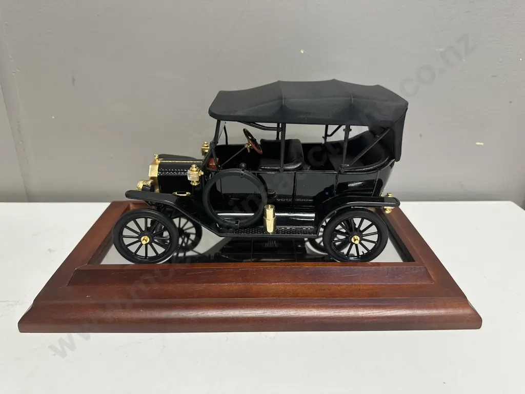 1913 Ford Model T 1:16 Scale Die Cast Model Car, Franklin Mint Precision Models Wood & Glass Case With Mirrored Base Image 1++