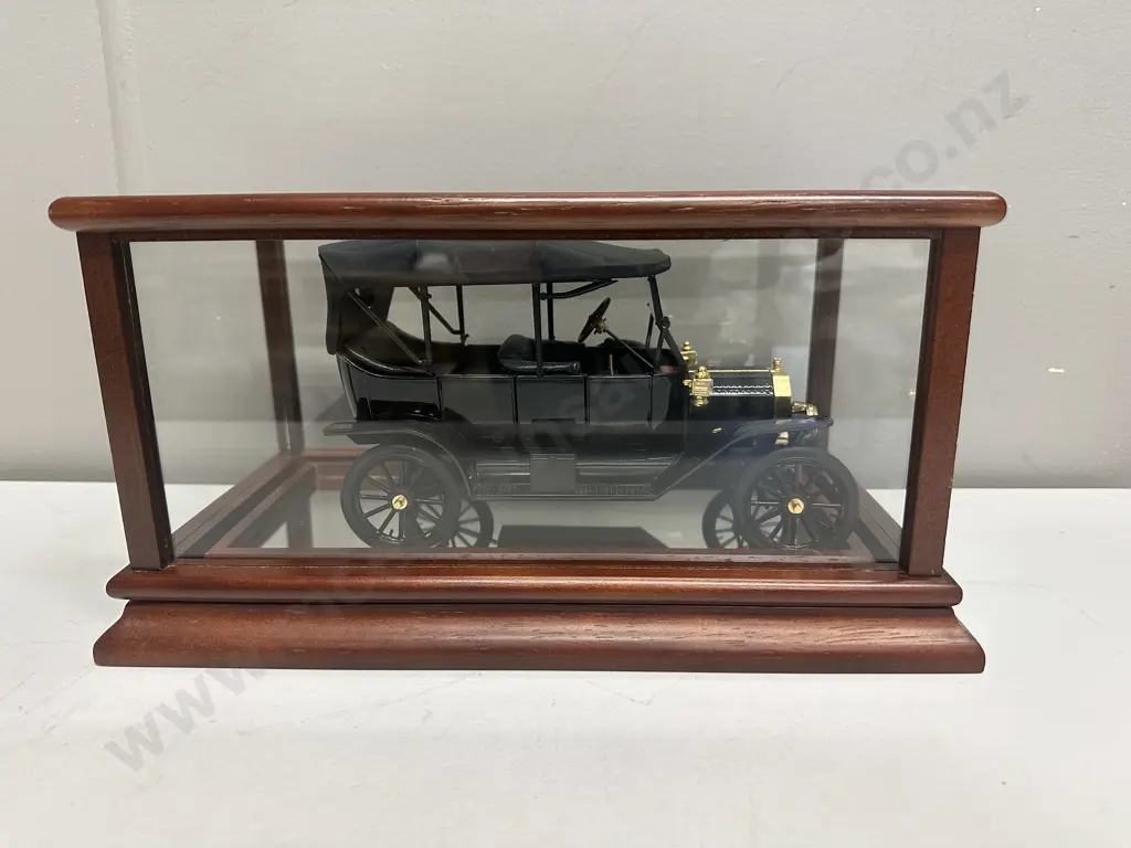 1913 Ford Model T 1:16 Scale Die Cast Model Car, Franklin Mint Precision Models Wood & Glass Case With Mirrored Base Image 1++