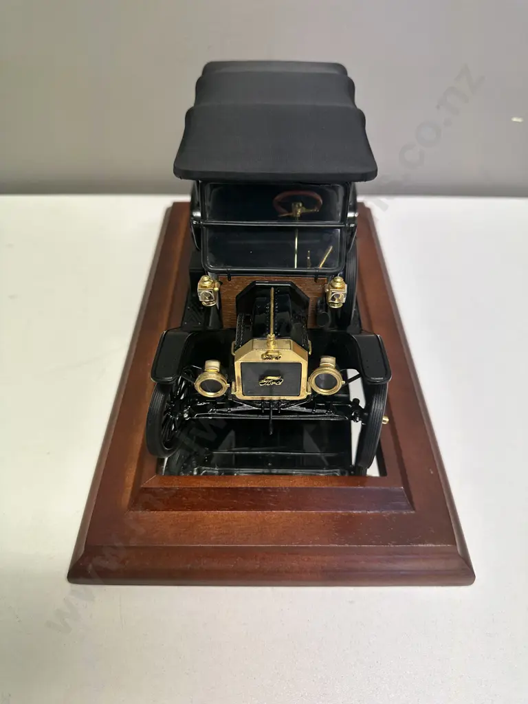 1913 Ford Model T 1:16 Scale Die Cast Model Car, Franklin Mint Precision Models Wood & Glass Case With Mirrored Base Image 1++