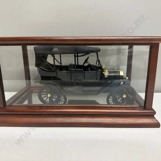 1913 Ford Model T 1:16 Scale Die Cast Model Car, Franklin Mint Precision Models Wood & Glass Case With Mirrored Base
