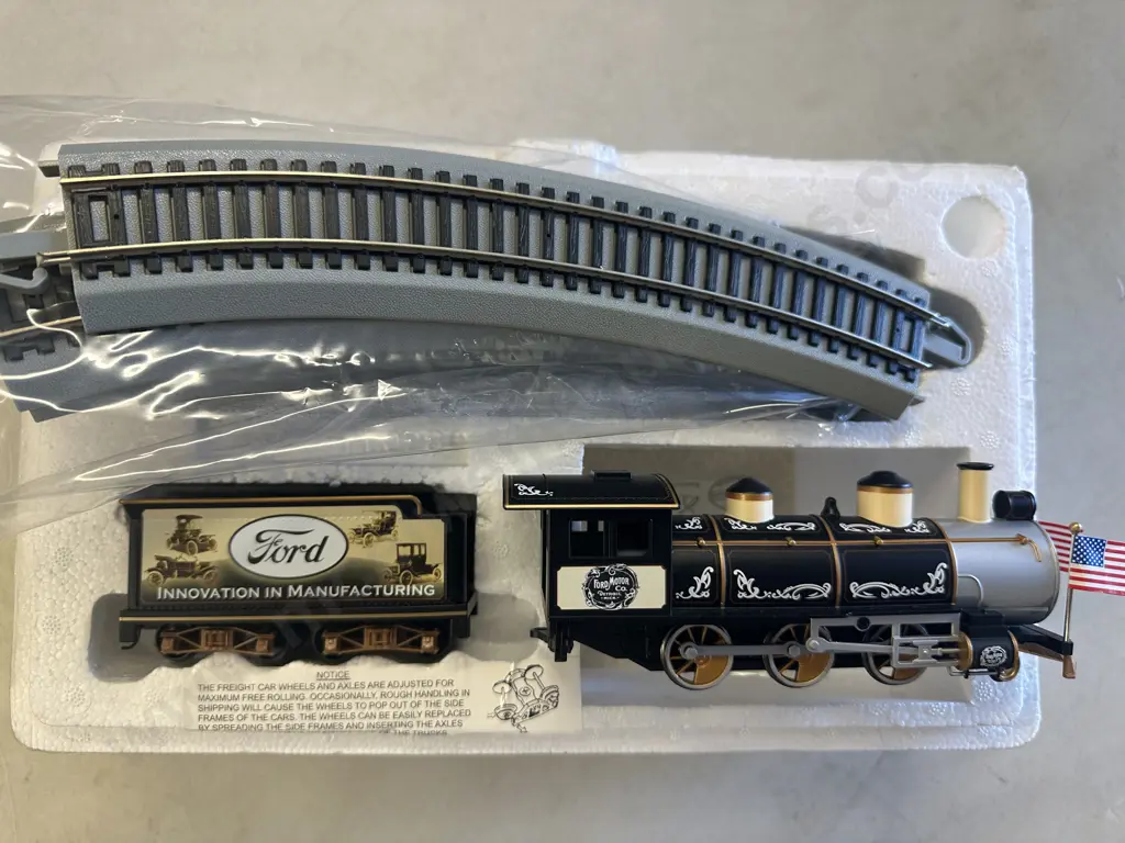 Bachmann Hawthorne Village Ford Century of Innovation Locomotive, With Coal Tender & 8 Curved Track HO Scale Image 1++