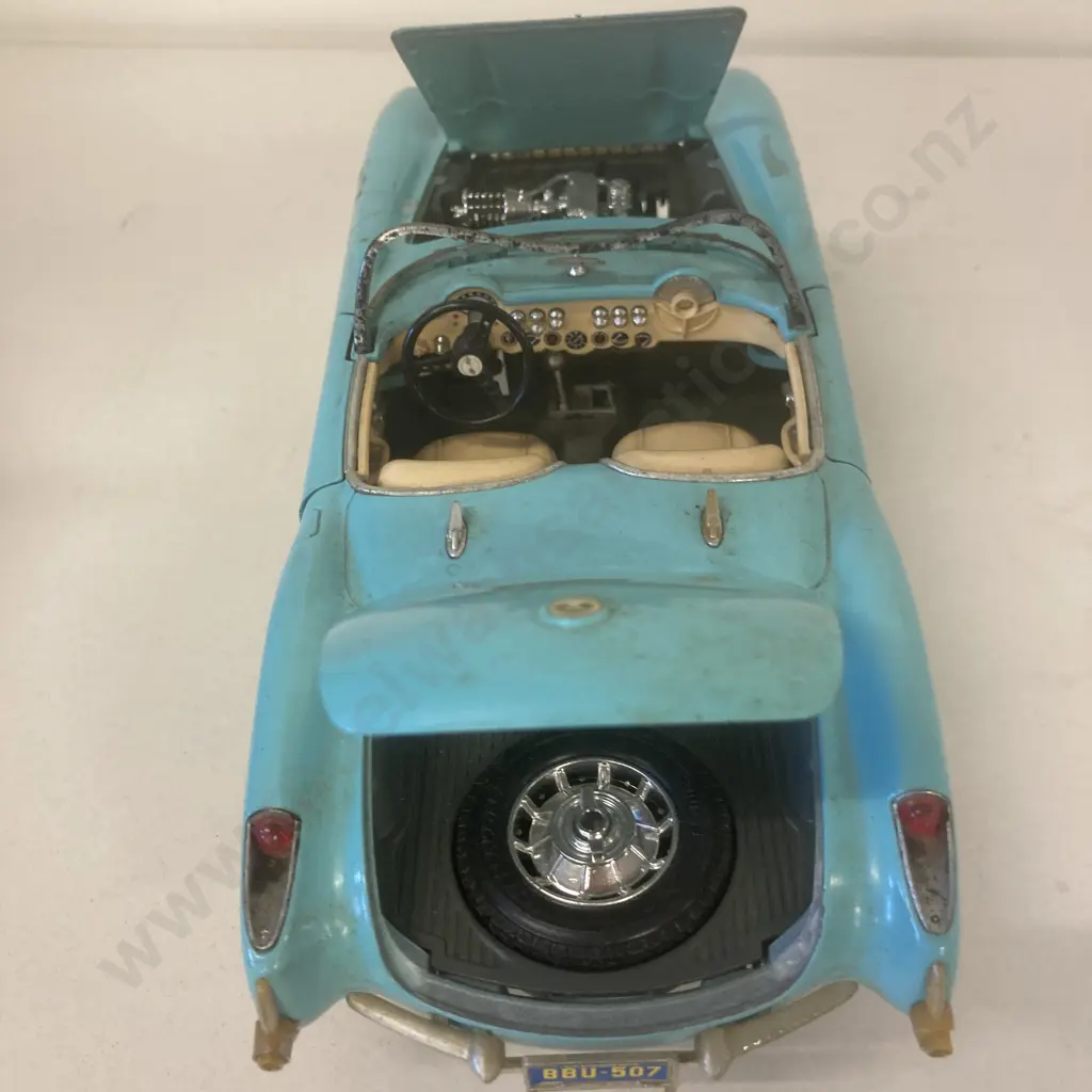 Burago 1957 Chevrolet Corvette 1:18 Diecast Model Image 1++