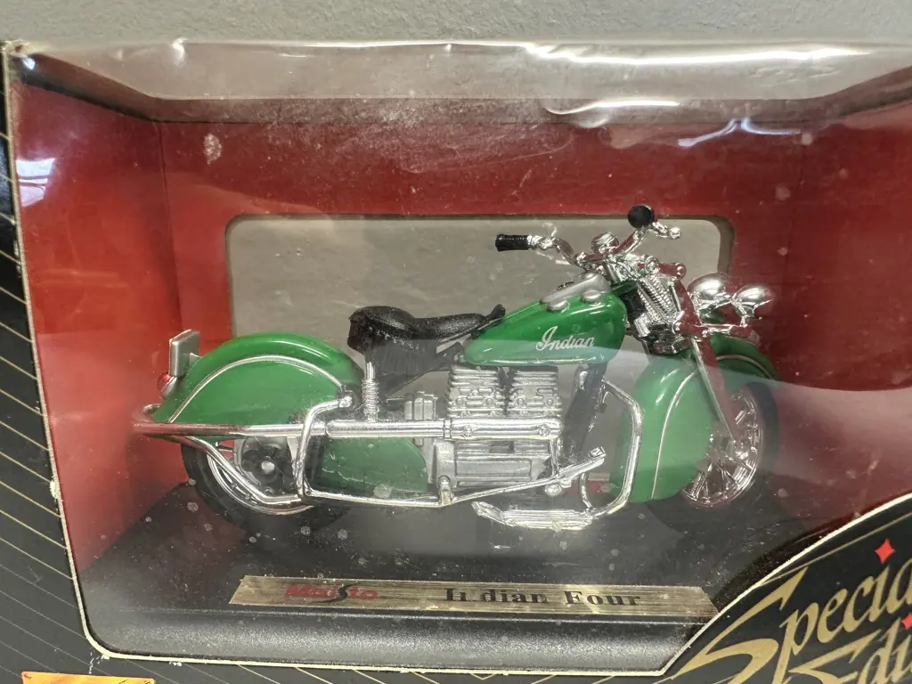 Maisto Special Edition Turquoise Indian Chief Roadmaster & Indian Four 1:18 Diecast Motorcycles (NIB) Image 1++