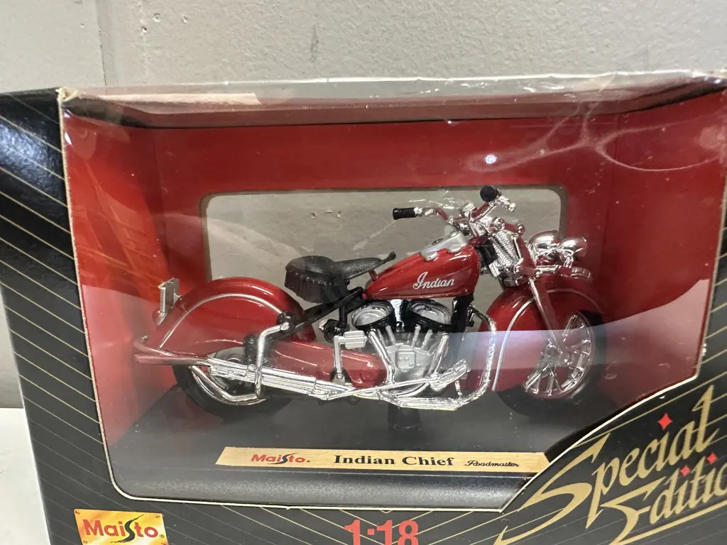Maisto Special Edition Turquoise Indian Chief Roadmaster & Indian Four 1:18 Diecast Motorcycles (NIB) Image 1++