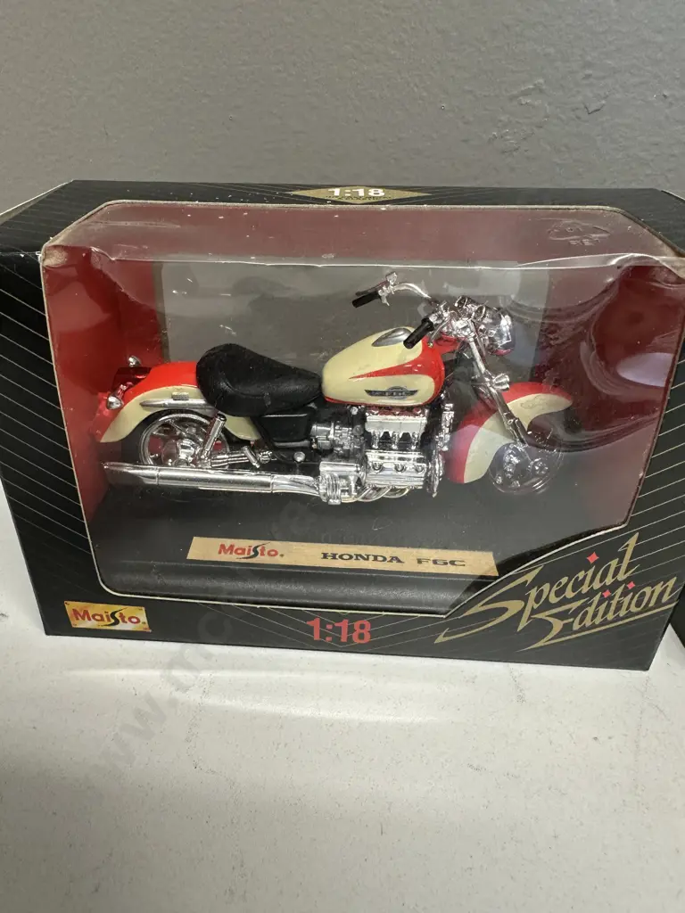 Maisto Special Edition BMW R1200C & Honda F6C 1:18 Diecast Motorcycles (NIB) Image 1++