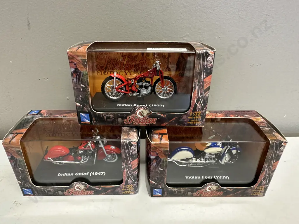 New Ray Indian Scout (1933) Indian Four (1939), Indian Chief (1947) DieCast 1:32 Motorcycles (NIB) Image 1++