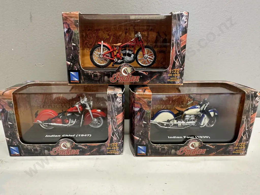 New Ray Indian Scout (1933) Indian Four (1939), Indian Chief (1947) DieCast 1:32 Motorcycles (NIB) Image 1++
