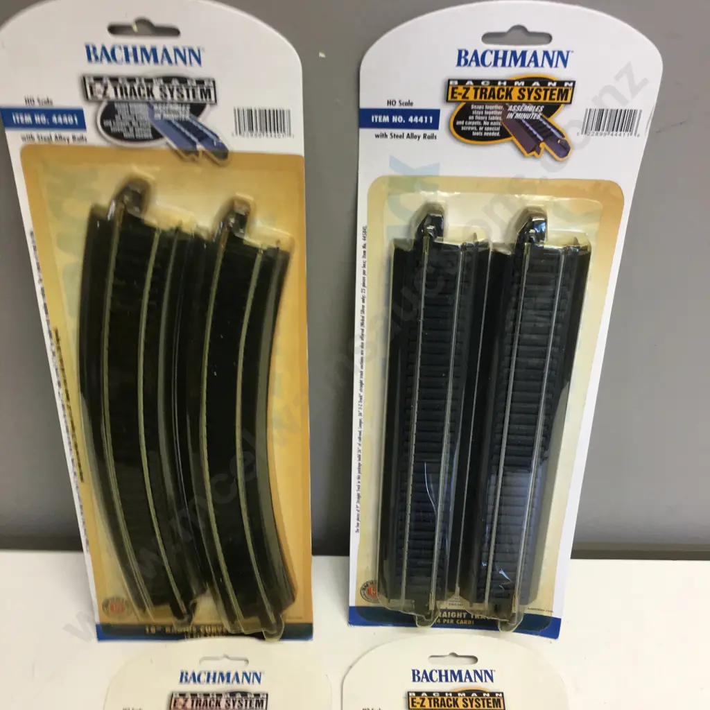 New Bachmann USA E-Z Track (HO Scale) 18" Radius Curved x 4, Left & Right Remote Turnouts, 9" Straight Track x 4 Image 1++
