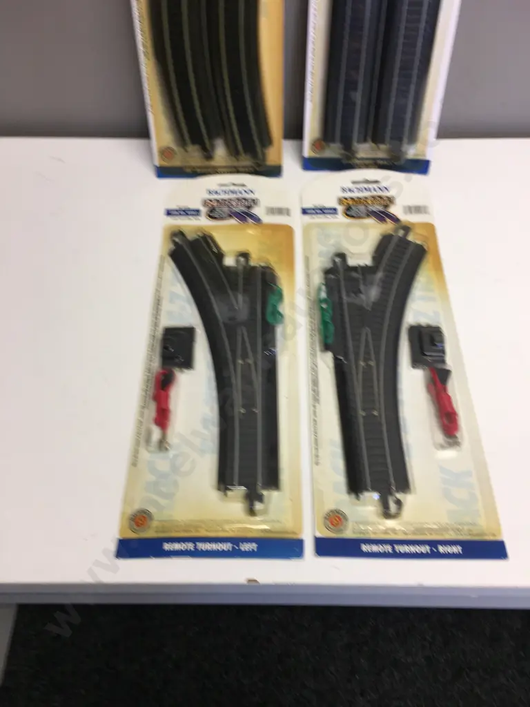 New Bachmann USA E-Z Track (HO Scale) 18" Radius Curved x 4, Left & Right Remote Turnouts, 9" Straight Track x 4 Image 1++