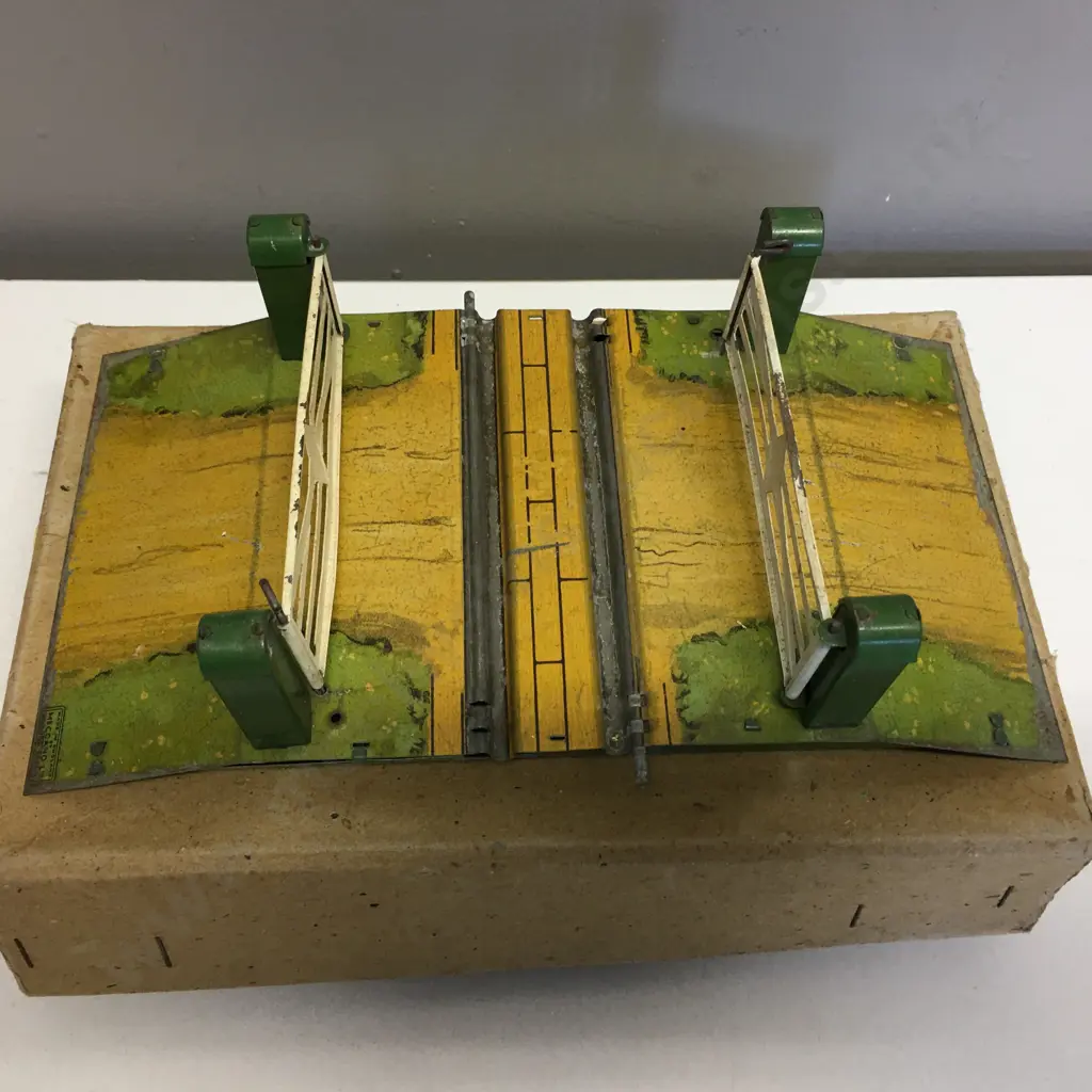 Hornby Trains Tinplate O Gauge No. 1 Level Crossing, Clockwork, With Original Box Image 1++