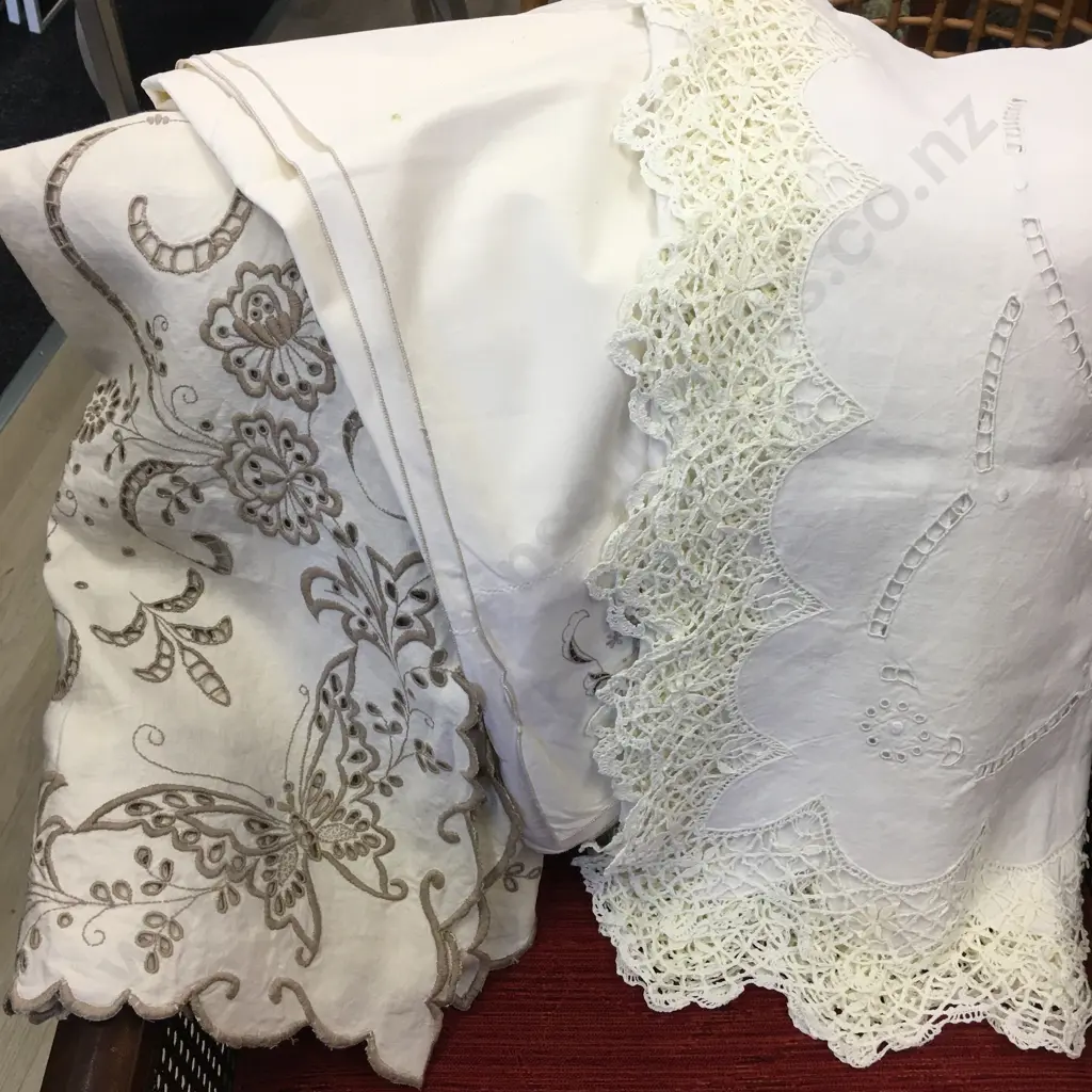 Selection Of Vintage Linen  Image 1++