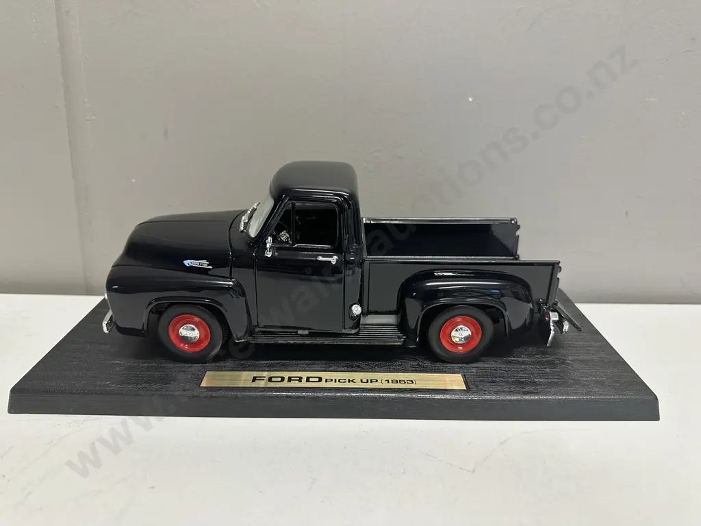 Road Legends 1:18 1953 Ford F-100 Pickup Black Die-cast, Glass Case Image 1++