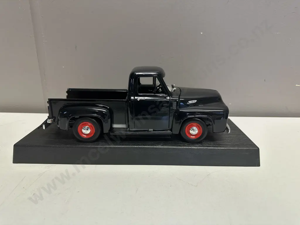 Road Legends 1:18 1953 Ford F-100 Pickup Black Die-cast, Glass Case Image 1++
