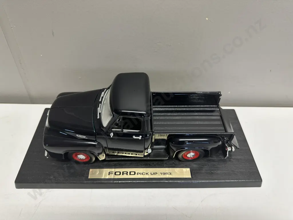 Road Legends 1:18 1953 Ford F-100 Pickup Black Die-cast, Glass Case Image 1++