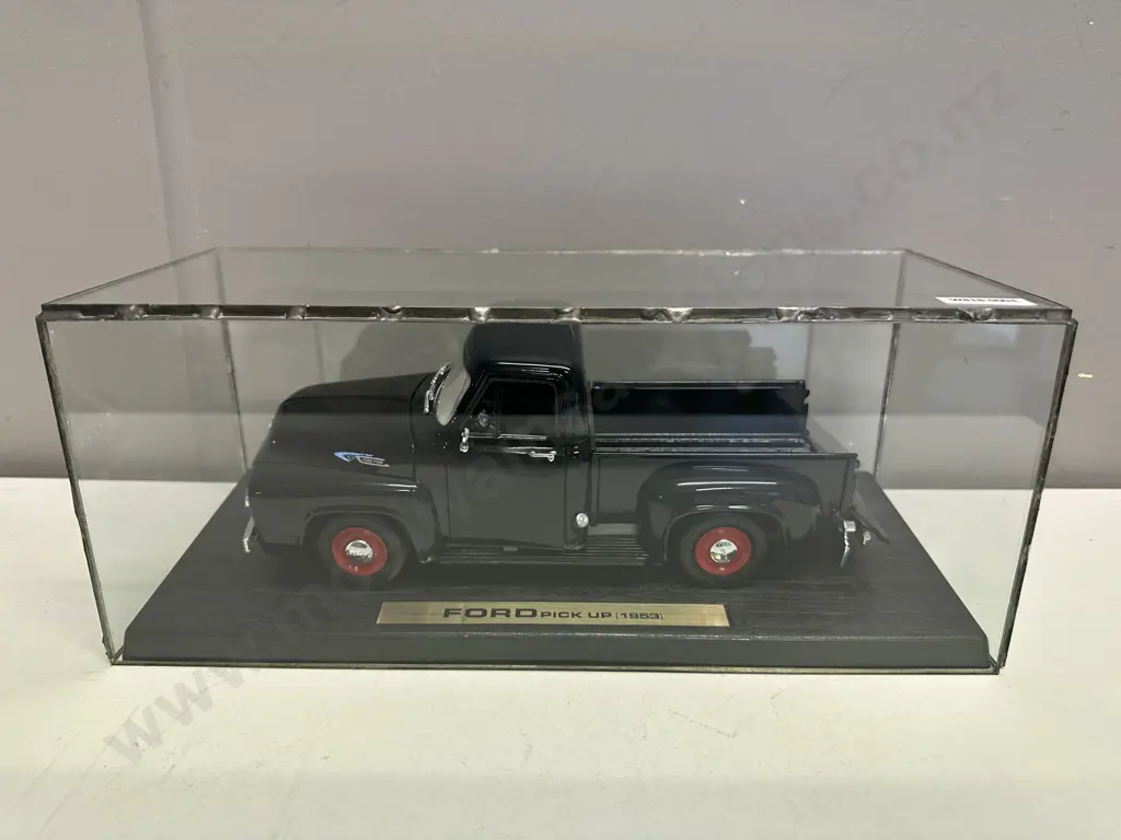 Road Legends 1:18 1953 Ford F-100 Pickup Black Die-cast, Glass Case Image 1++