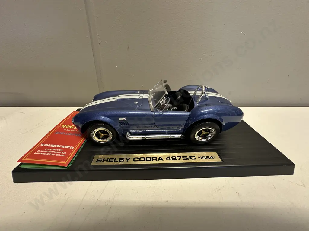 Road Legends 1:18 Diecast 1964 Shelby Cobra 427 S/C Blue / White, Glass Case Image 1++