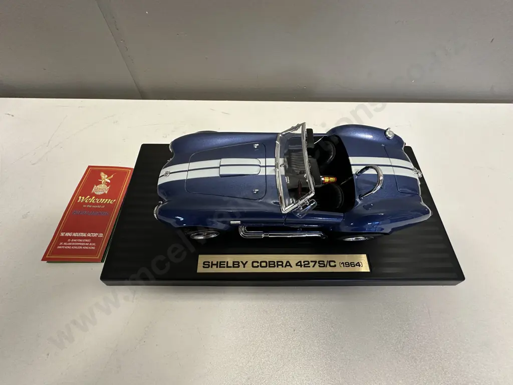 Road Legends 1:18 Diecast 1964 Shelby Cobra 427 S/C Blue / White, Glass Case Image 1++
